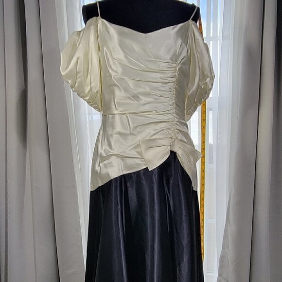 Black/Ivory Evening Gown (See Pix For Size) - Picture 11 of 12